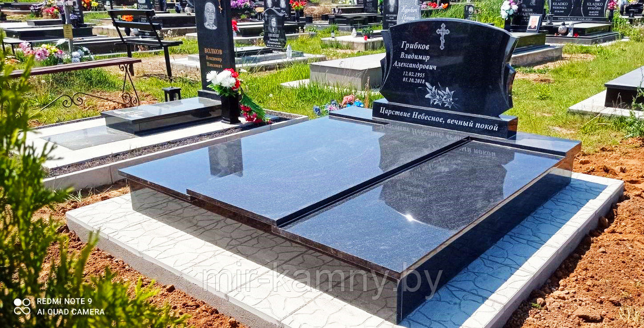 ДВОЙНОЕ НАДГРОБИЕ ИЗ ГРАНИТА С ОДНОЙ СТЕЛОЙ НА ДВОИХ