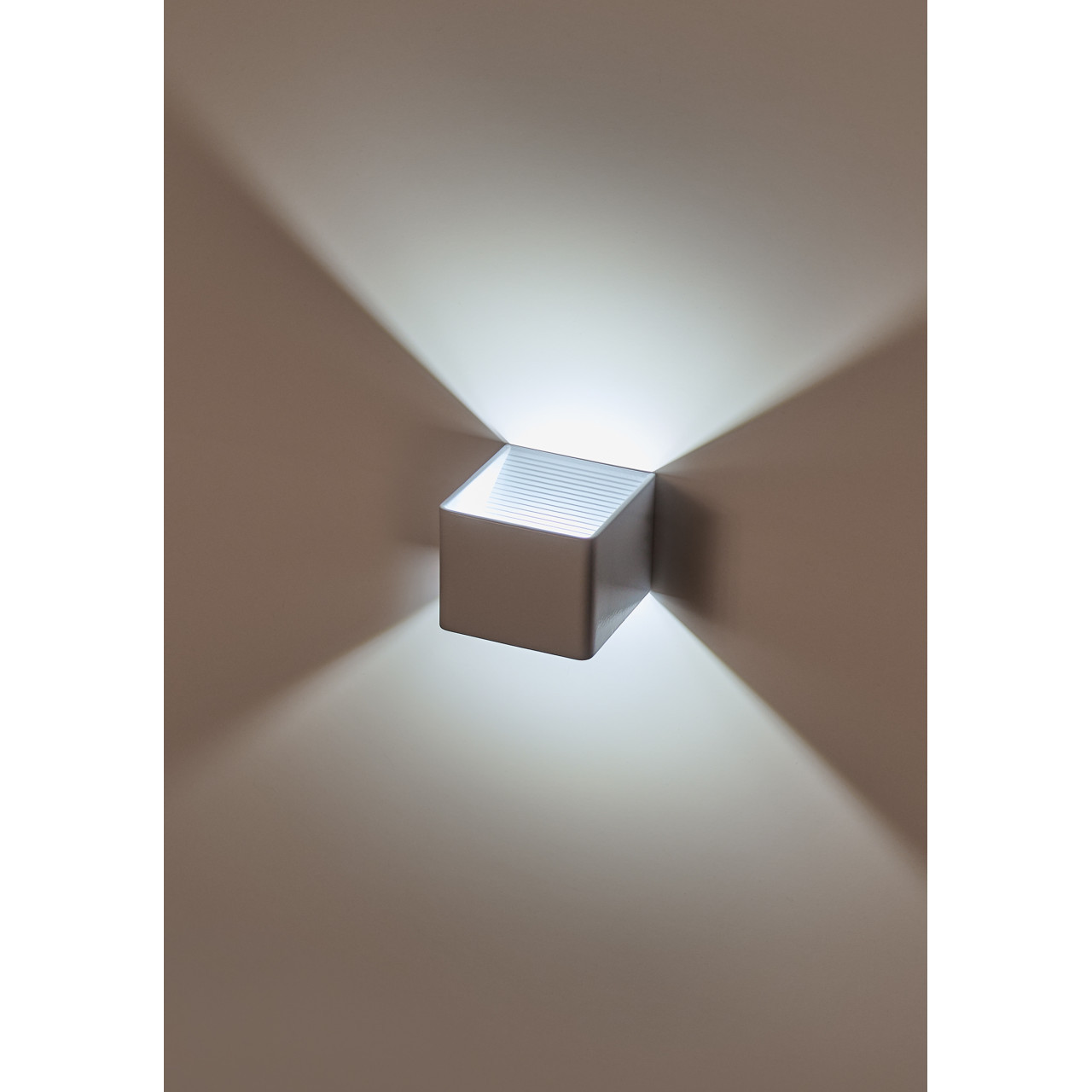 Интерьерный настенный светильник LED 5W 4200K Белый 220V IP20 IL.0014.0003 WH - фото 1 - id-p208398501