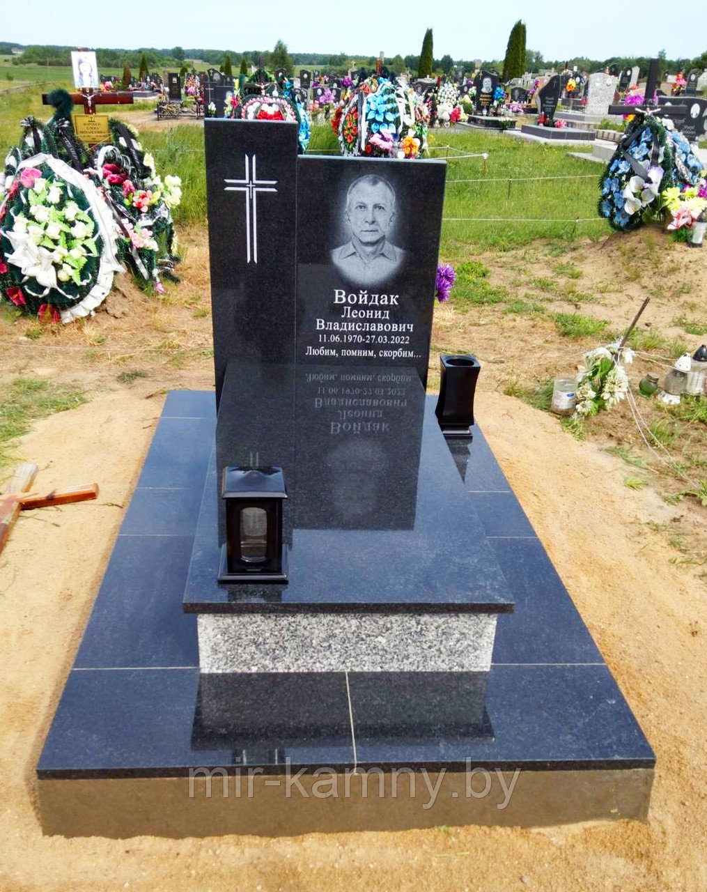 ГРАНИТНЫЙ ПАМЯТНИК В ЕВРОПЕЙСКОМ СТИЛЕ ИЗ СЕРОГО И ЧЁРНОГО ГРАНИТА