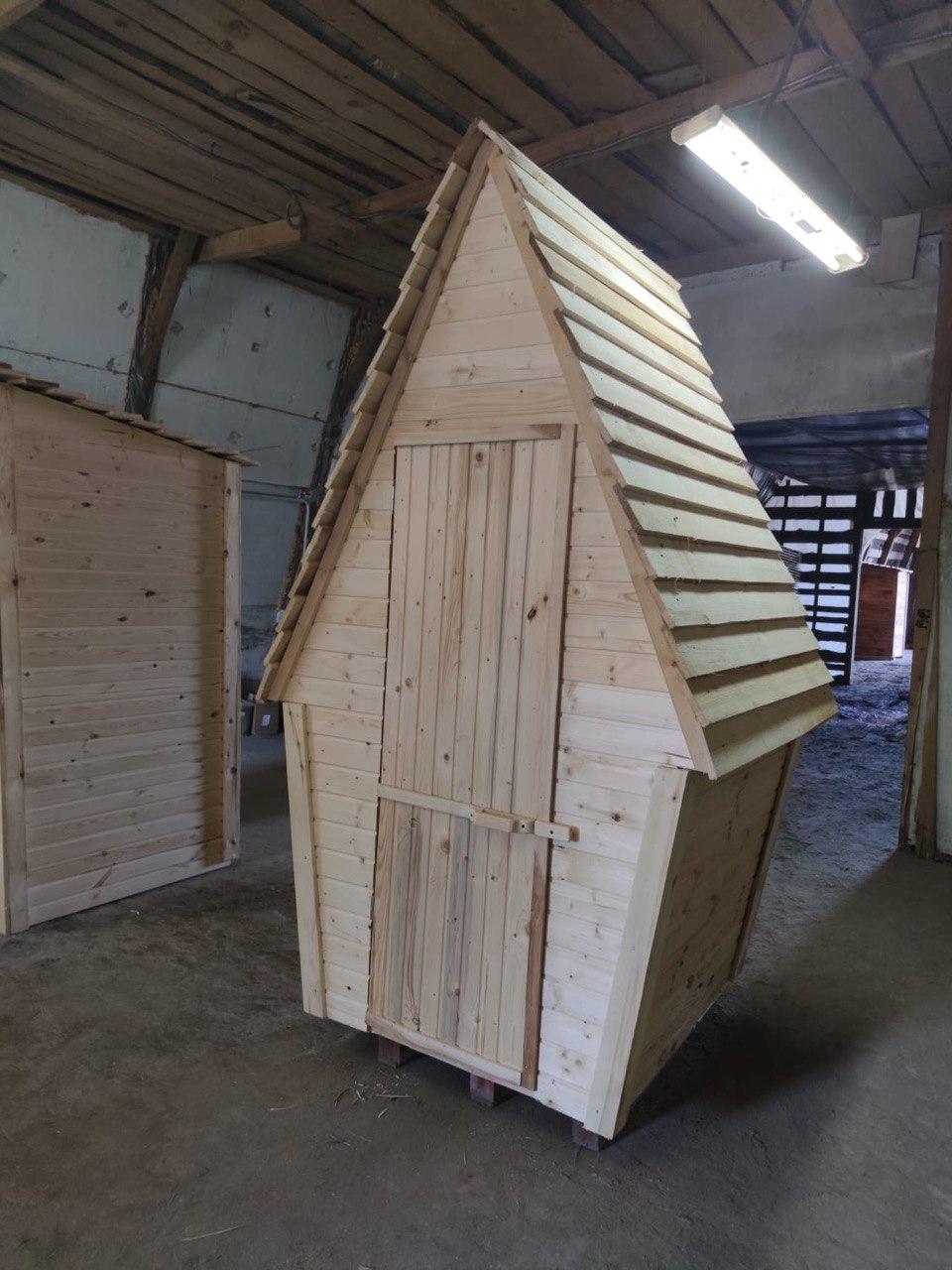 Туалет деревянный, треугольник.