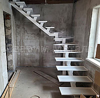 Лестница внутренняя из металла белый, Поворотная