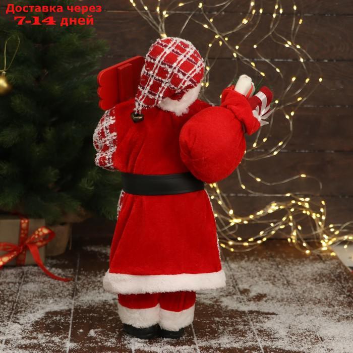 Дед Мороз "В красной клетчатой шубе, с табличкой и подарками" 25х45 см - фото 3 - id-p209296909