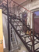 Лестница внутренняя с элементами ковки бронза, Криволинейная, На косоурах
