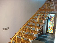 Лестница внутренняя с элементами ковки золото, Криволинейная, На косоурах