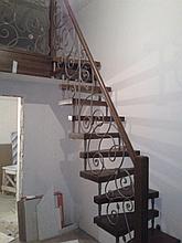 Лестница внутренняя с элементами ковки