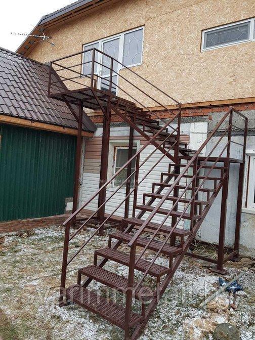 Пожарная лестница с площадкой