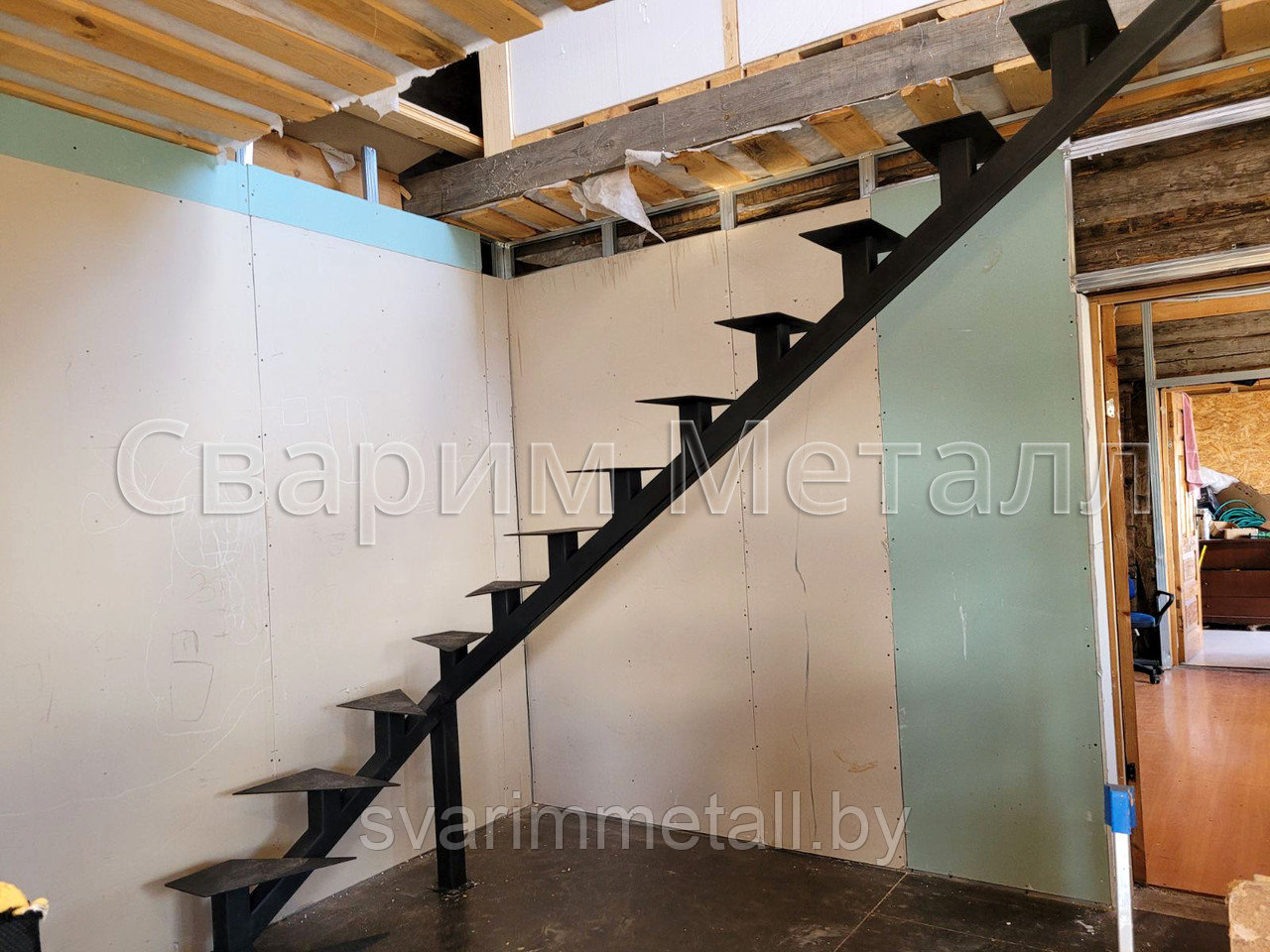 Металлическая лестница в дом - фото 4 - id-p209670235