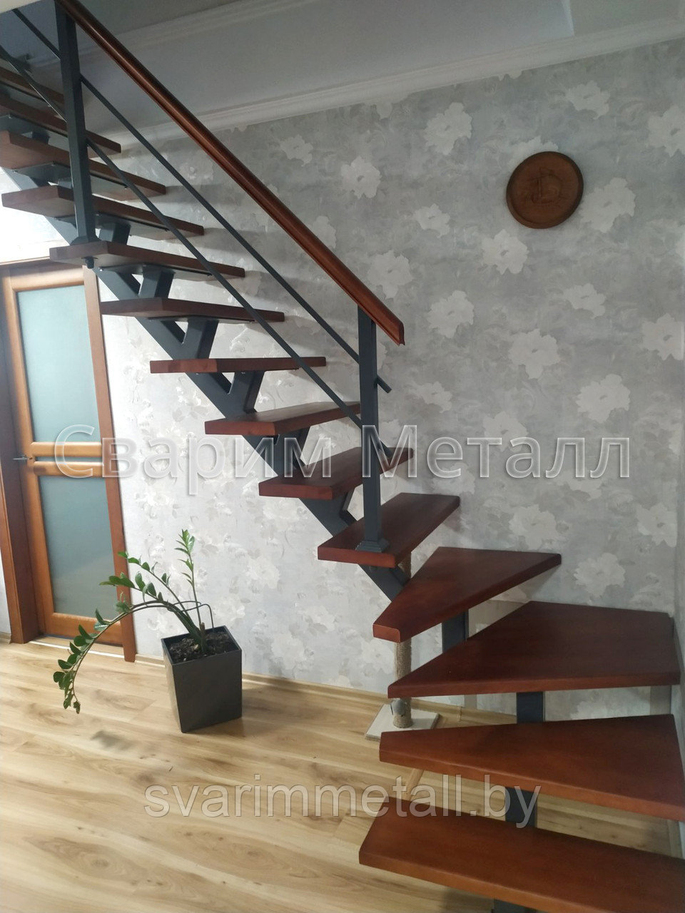 Металлическая лестница с элементами ковки в дом - фото 4 - id-p209670761