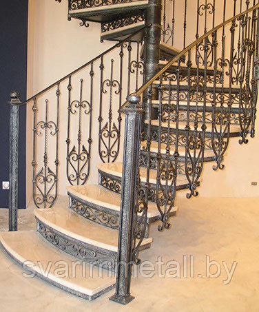 Металлическая лестница с элементами ковки в дом - фото 8 - id-p209670761