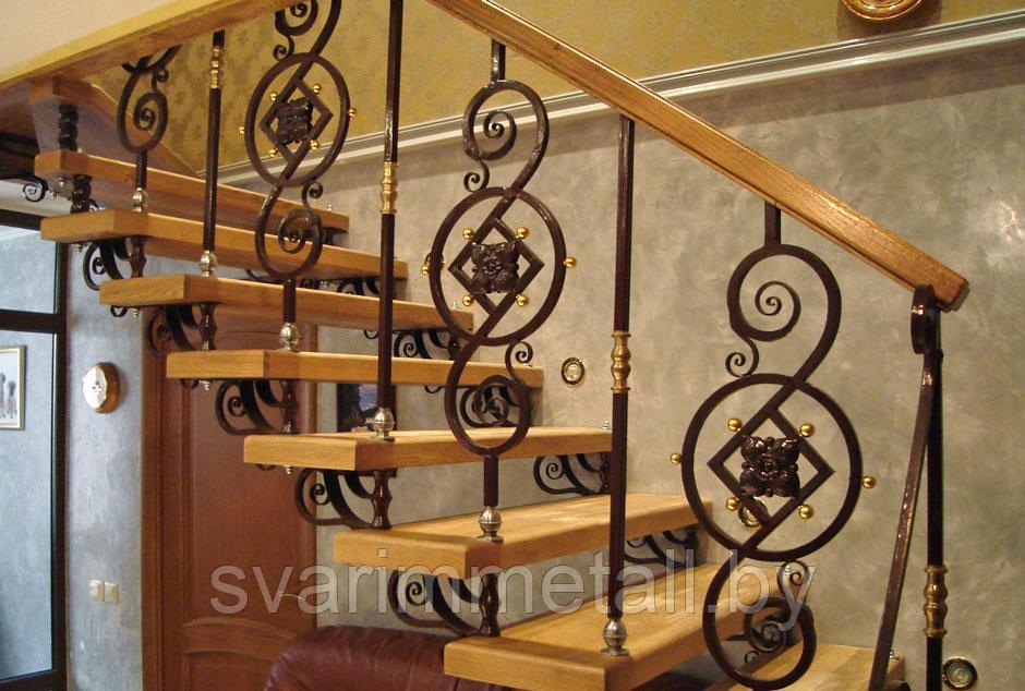 Металлическая лестница с элементами ковки в дом - фото 1 - id-p209670761
