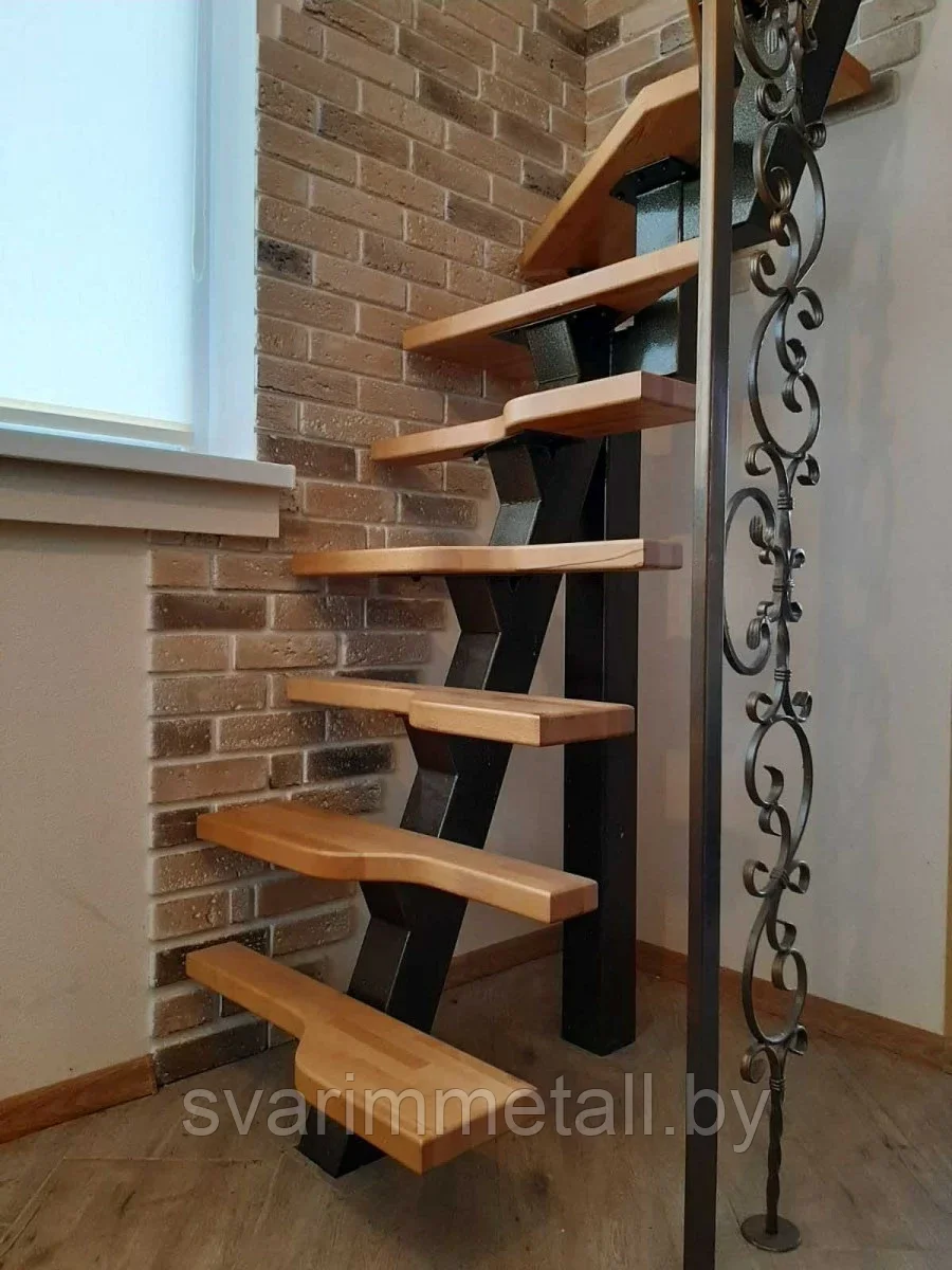 Металлическая лестница с элементами ковки в дом - фото 3 - id-p209670802