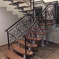 Металлическая лестница с элементами ковки на второй этаж