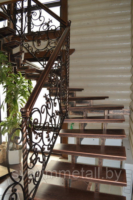Металлическая лестница с элементами ковки в дом - фото 1 - id-p209671258