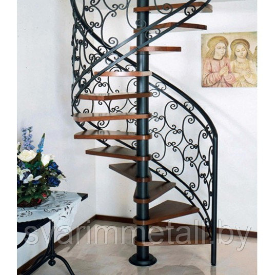 Металлическая лестница винтовая в дом, с элементами ковки - фото 2 - id-p209671492
