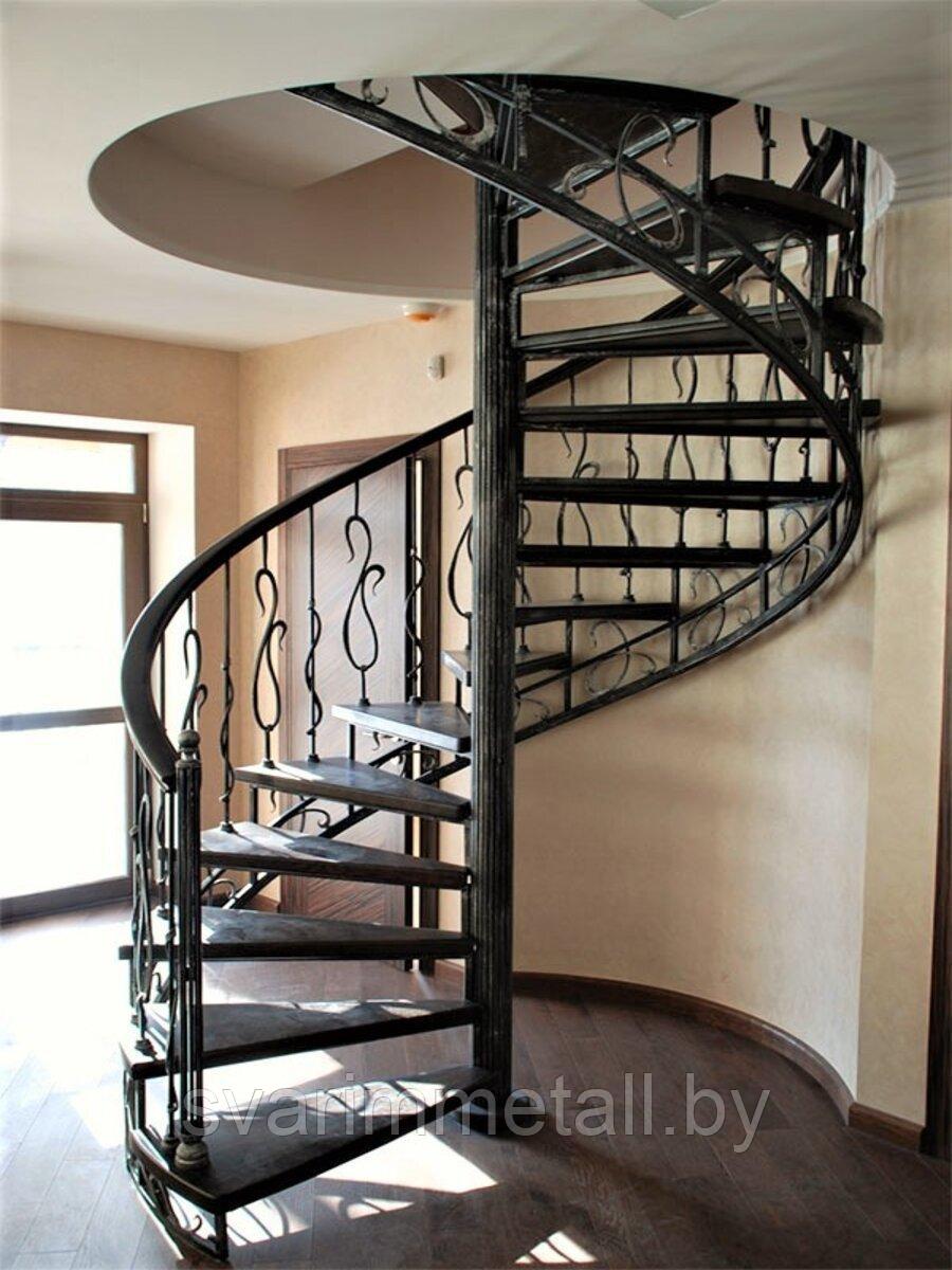 Металлическая лестница винтовая в дом, с элементами ковки - фото 8 - id-p209671492
