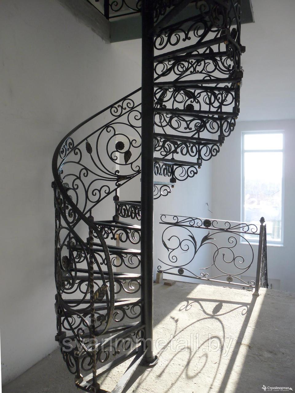 Металлическая лестница винтовая в дом, с элементами ковки - фото 1 - id-p209671492