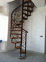 Металлическая лестница винтовая в дом, с элементами ковки