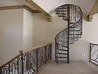 Металлическая лестница винтовая в дом, с элементами ковки