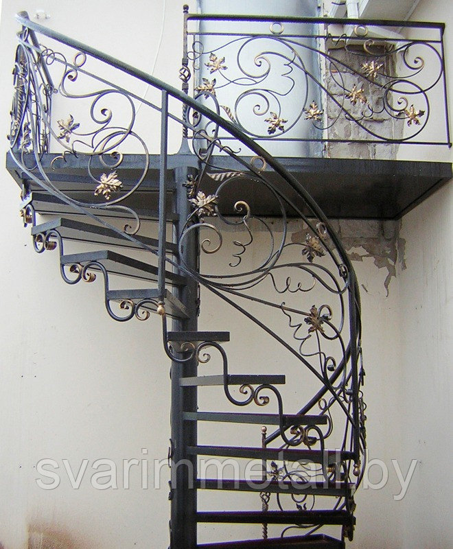 Металлическая лестница, винтовая наружная, с элементами ковки - фото 1 - id-p209671715