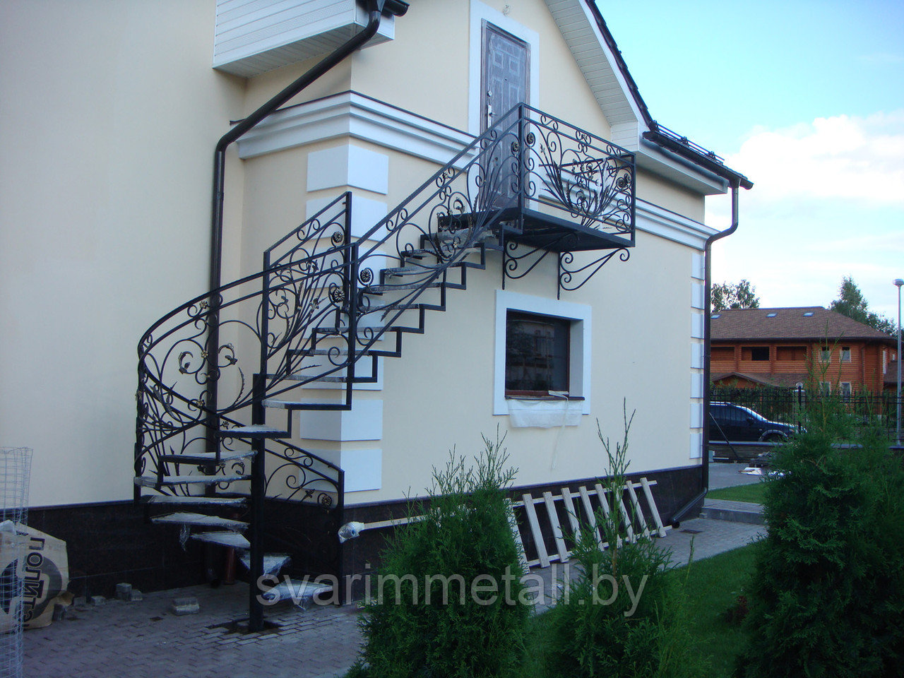 Металлическая лестница, винтовая на улицу, с элементами ковки - фото 8 - id-p209671858
