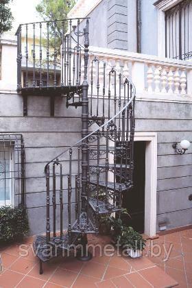 Металлическая лестница, винтовая на улицу, с элементами ковки - фото 1 - id-p209671858