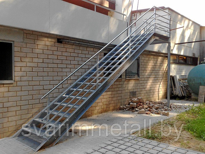 Металлическая лестница на тетиве, на улицу - фото 10 - id-p209708255