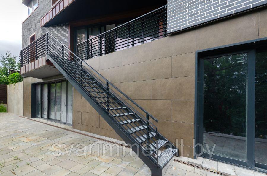 Металлическая лестница на тетиве, наружная