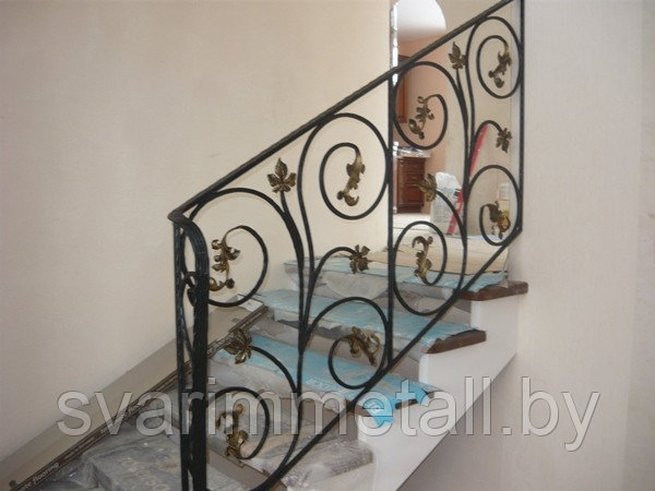 Поручни (перила) из металла, с элементами ковки, в дом