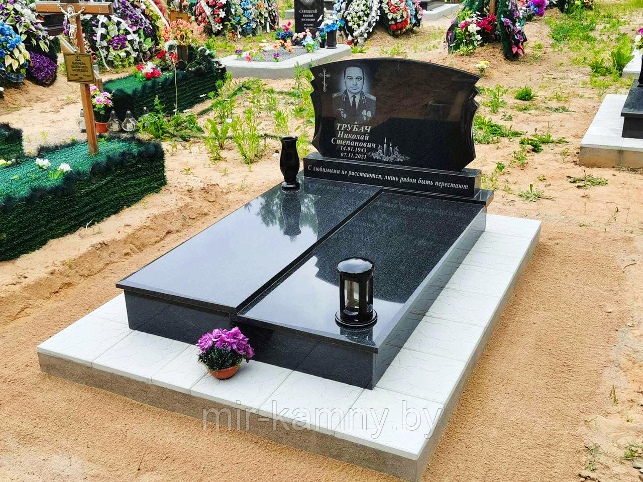 ГРАНИТНЫЙ ПАМЯТНИК ИЗ ЧЁРНОГО ГРАНИТА С ОДНОЙ СТЕЛОЙ НА ДВОИХ