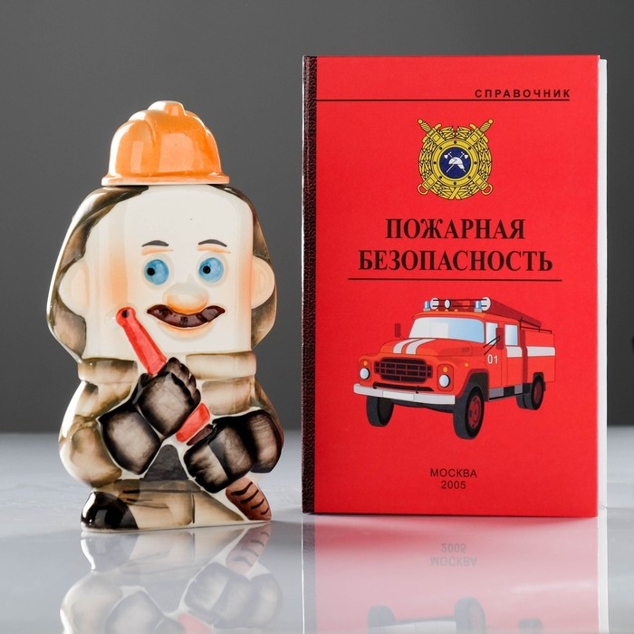 Штоф фарфоровый «Пожарный», 0.4 л, в упаковке книге - фото 1 - id-p210196270
