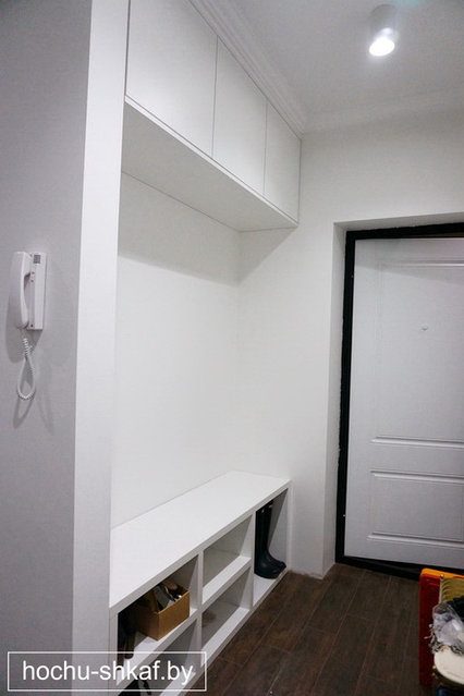 Белый распашной шкаф с фасадами из крашенного МДФ с фрезеровкой. Белая прихожая. 82