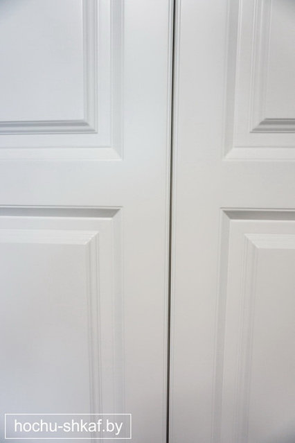 Белый распашной шкаф с фасадами из крашенного МДФ с фрезеровкой. Белая прихожая. 82