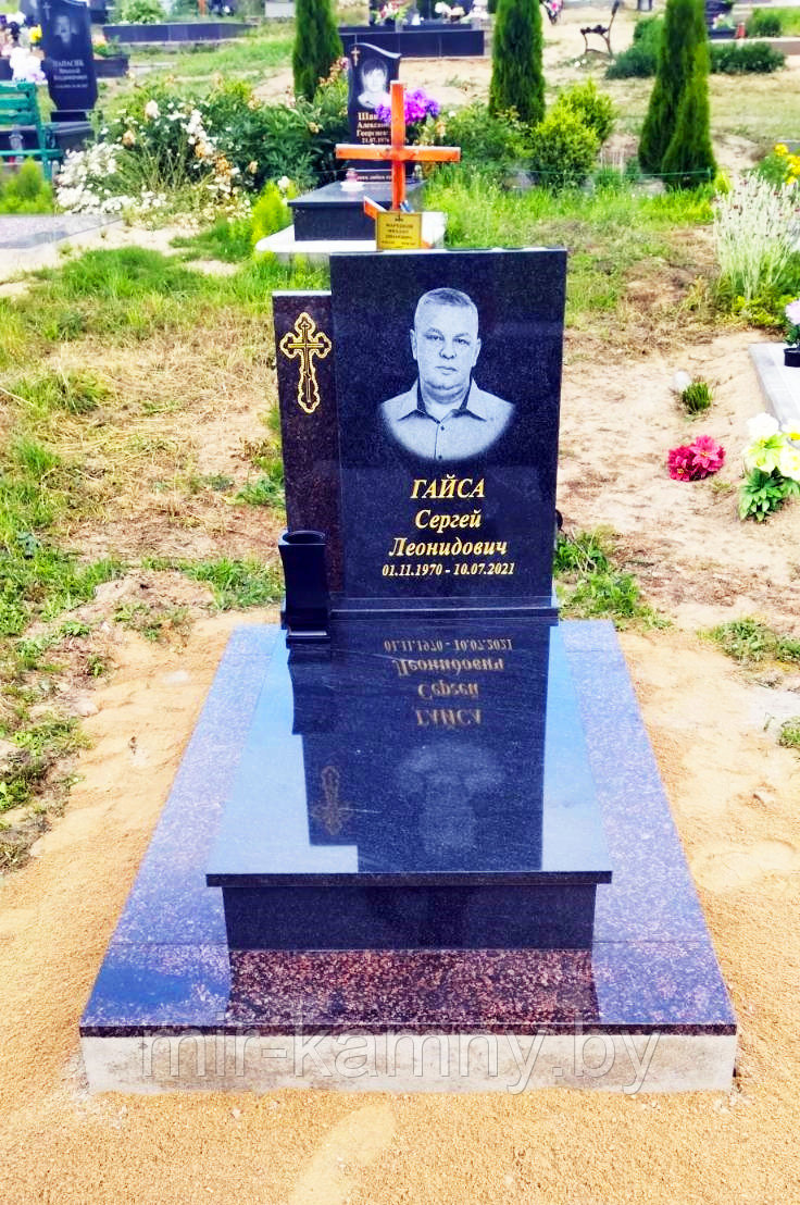 НЕБОЛЬШОЙ ГРАНИТНЫЙ ПАМЯТНИК В ЕВРОПЕЙСКОМ СТИЛЕ НА ГРАНИТНОЙ ПЛОЩАДКЕ