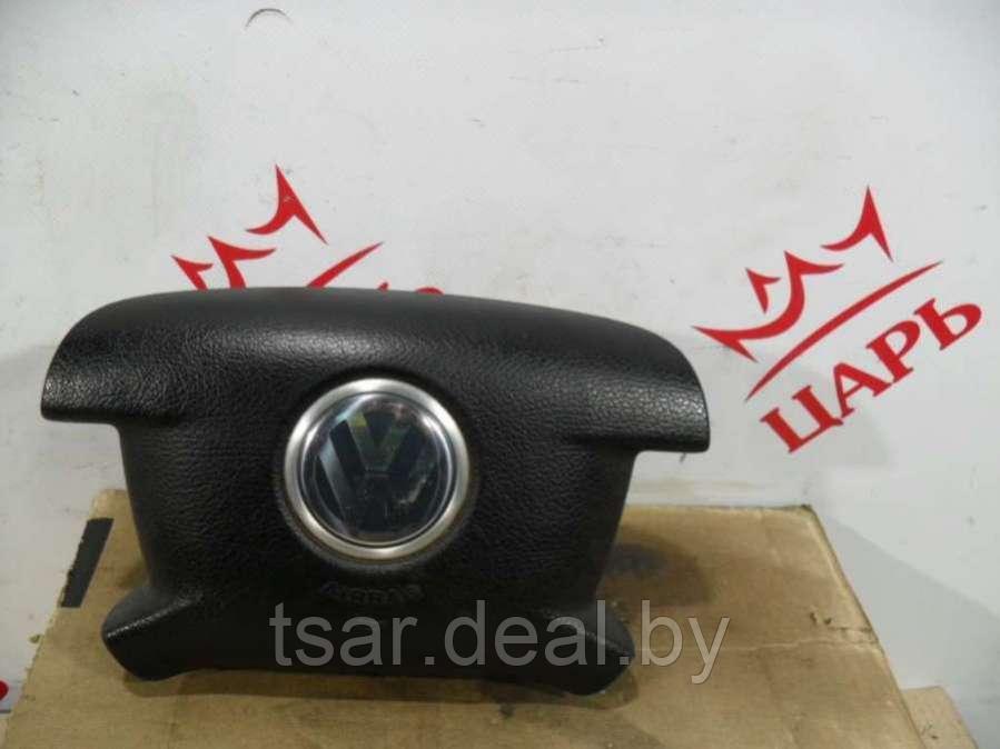 Подушка безопасности водителя Volkswagen Touran 1 (2K0880201B) - фото 1 - id-p151187917