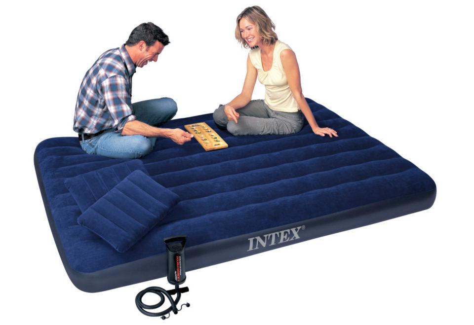 Надувной матрас (в комплекте с насосом и 2 подушки) Classic Downy 152х203х25 см. Intex 64765