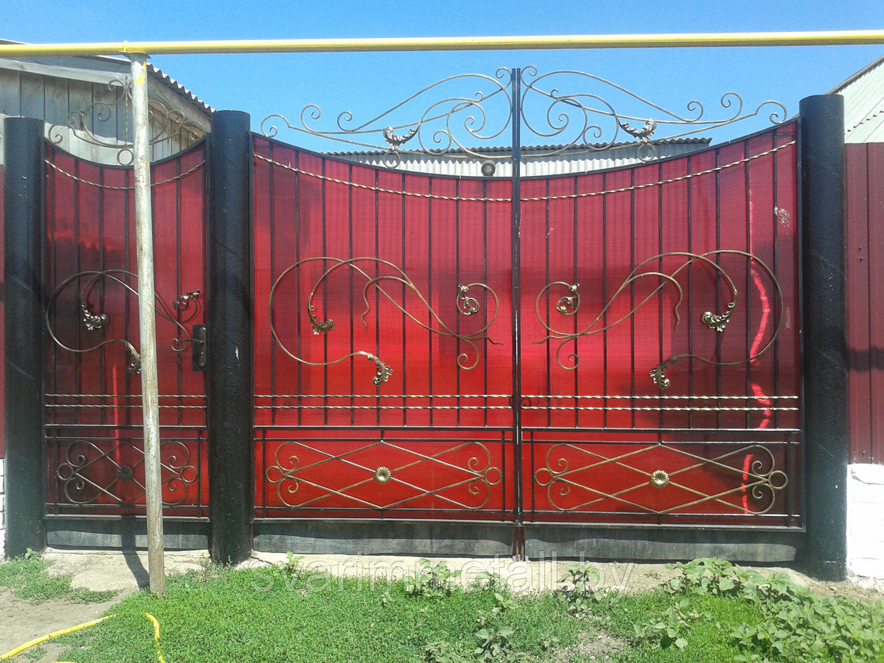 Распашные ворота, сварные с поликарбонатом, красный - фото 1 - id-p210937043