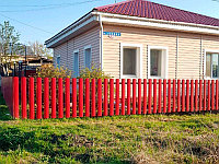 Забор из евроштакетника (металлоштакетник), красный/вишня