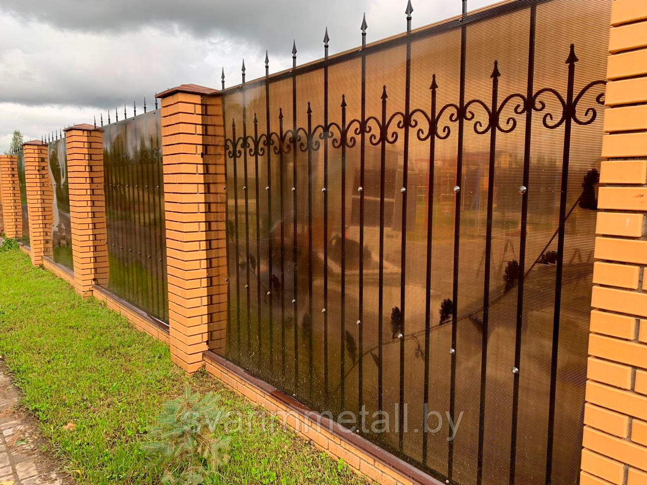 Забор сварной, с элементами ковки (с ковкой), с поликарбонатом, черный - фото 9 - id-p211190654