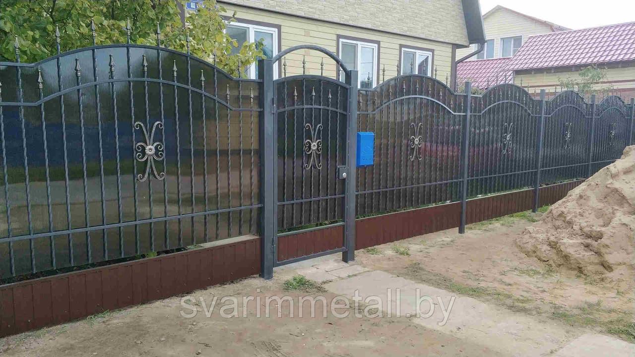 Забор сварной, с элементами ковки (с ковкой), с поликарбонатом, черный - фото 1 - id-p211193488