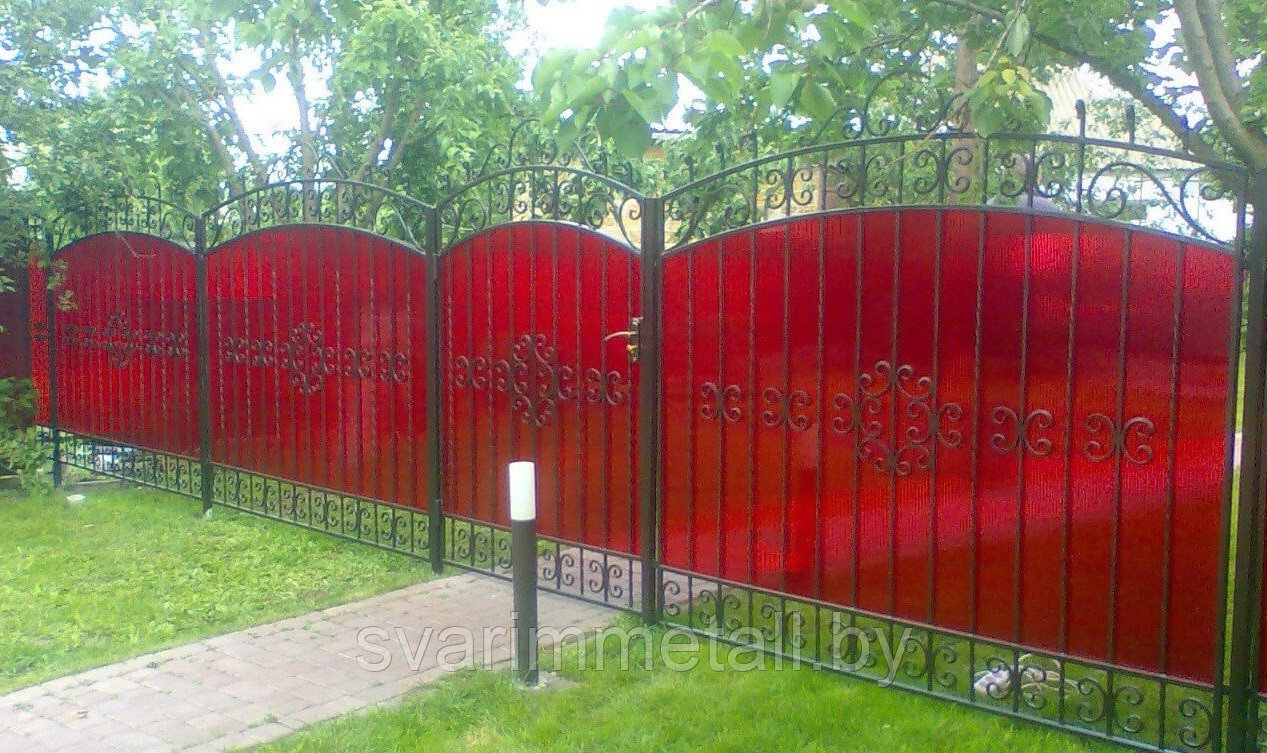 Забор сварной, с элементами ковки (с ковкой), с поликарбонатом, красный