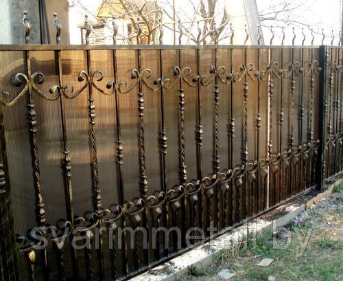 Забор сварной, с элементами ковки (с ковкой), с поликарбонатом, коричневый - фото 1 - id-p211193908