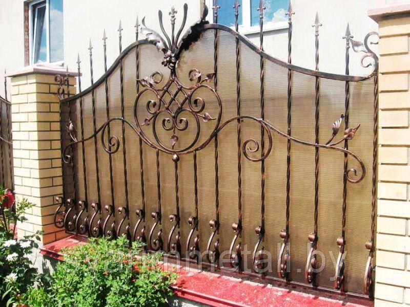 Забор сварной, с элементами ковки (с ковкой), с поликарбонатом, коричневый - фото 1 - id-p211193912