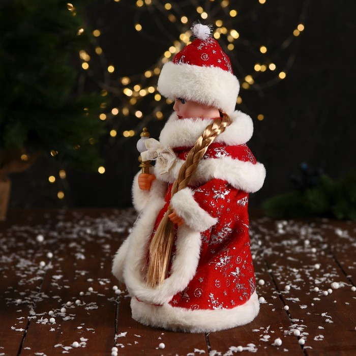Снегурочка "Пушистой шубке с бантом и фонариком" 30 см, двигается, красный - фото 4 - id-p211274650
