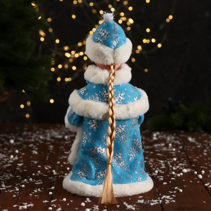 Снегурочка "Пушистой шубке с бантом и фонариком" 30 см, двигается, голубой - фото 3 - id-p211274651