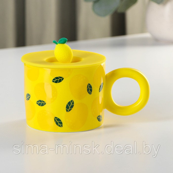 Кружка керамическая с силиконовой крышкой Доляна «Лимон», 350 мл, цвет жёлтый - фото 1 - id-p211278185