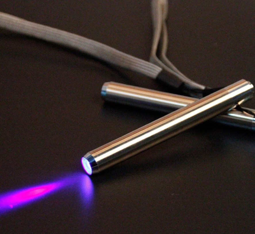 Ультрафиолетовый фонарь, компактный, алюминиевый, в форме ручки, линза, работает от 1 батарейки AAA (395UV) - фото 2 - id-p211378707