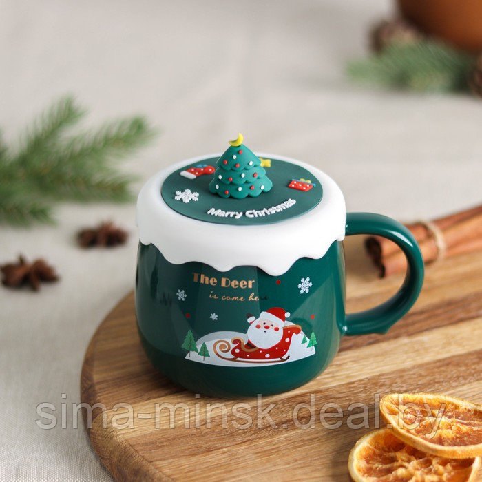 Кружка керамическая с силиконовой крышкой Доляна «Дед Мороз», 380 мл, цвет зелёный - фото 1 - id-p211524782