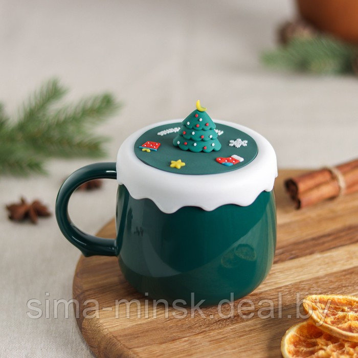 Кружка керамическая с силиконовой крышкой Доляна «Дед Мороз», 380 мл, цвет зелёный - фото 2 - id-p211524782