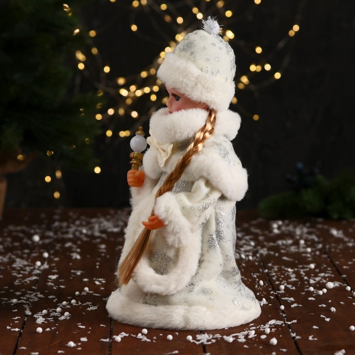 Снегурочка "Пушистой шубке с бантом и фонариком" 30 см, двигается, белый - фото 4 - id-p211524572