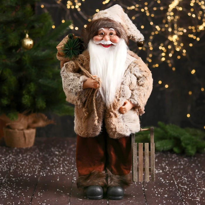 Дед Мороз "В меховом колпачке, подарками и санками" 47 см, коричневый - фото 1 - id-p211524595